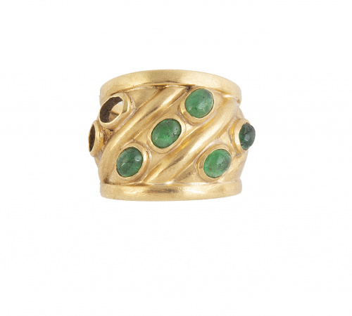 Sortija de gallones oblícuos con cabuchones de esmeraldas 