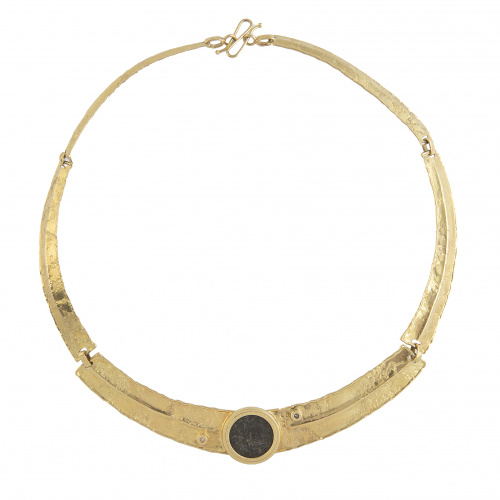 Collar con moneda de bronce y dos brillantes como centro, c