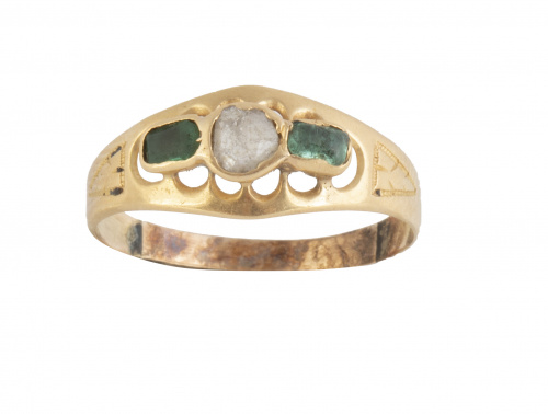 Sortija de pp. S. XX con diamante cnetral entre dos esmeral