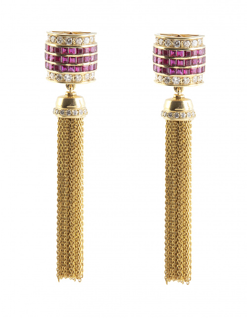 Pendientes largos con medios cilindros de rubíes calibrados