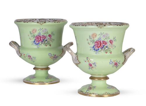 Pareja de copas con asas, de porcelana esmaltada de verde y