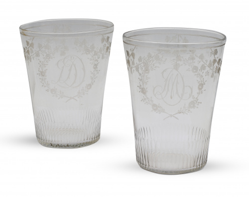 Pareja de vasos de vidrio grabado a rueda con iniciales "DD