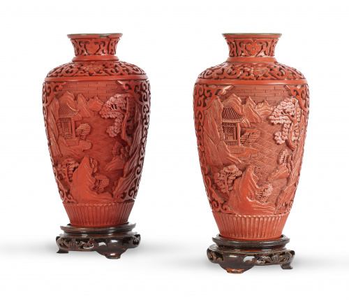 Pareja de jarrones tipo "cinnabar" sobre peana de madera ta