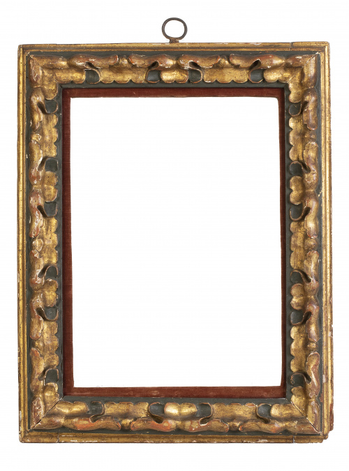 Marco rectangular de madera tallada, policromada y dorada.