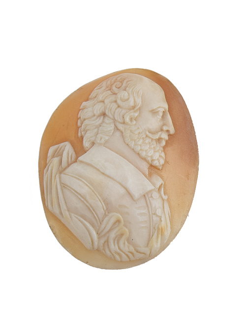 Lote de tres camafeos S. XIX, dos de ellos en piedra de lav