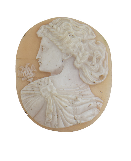 Camafeo tallado en concha bicolor S. XIX con dama clásica y