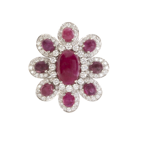 Sortija de rubíes y brillantes con diseño de gran flor, com