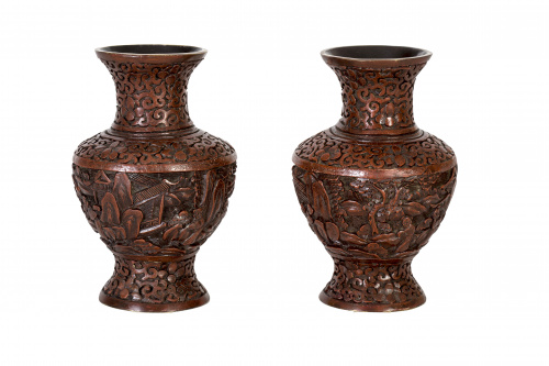 Pareja de jarrones tallados en laca cinabrio decorados con 