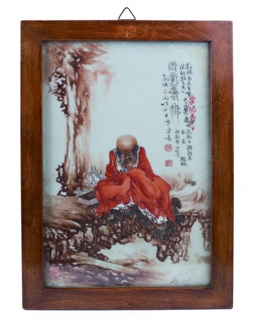 Placa en porcelana china representando a un Inmortal, con p