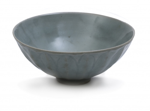 Bowl celadón sobre peana de madera de profundos lados redon