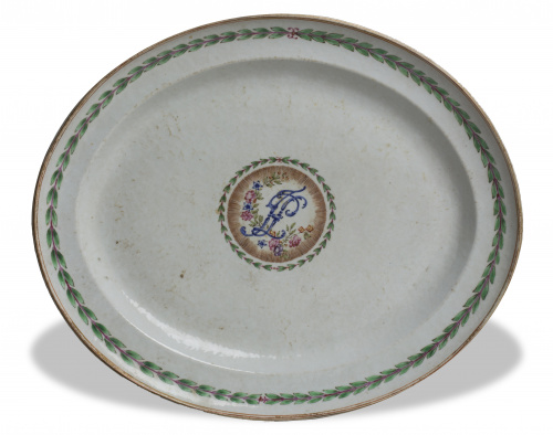 Fuente ovalada de compañía de indias esmaltada con iniciale