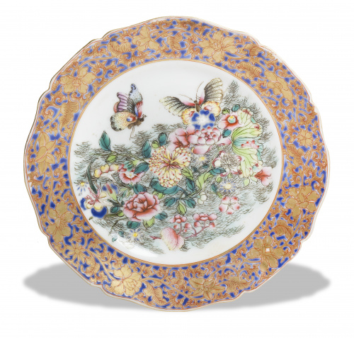 Plato de porcelana esmaltada con maripoas y peonías.Dinast