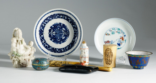 Plato en porcelana esmaltada Doucai.China, Dinastía Qing f