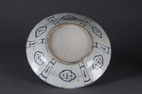 Plato en porcelana esmaltada en azul de cobalto siguiendo m