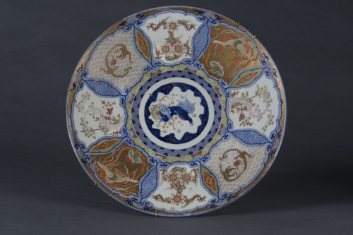 Plato de porcelana esmaltada de estilo Imari con reservasJ