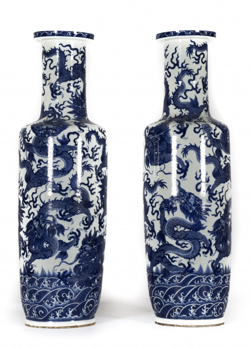 Pareja de grandes jarrones “rouleau” en porcelana azul y bl