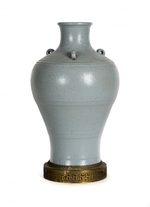 Meiping azul en porcelana sobre base de latónChina, dinast