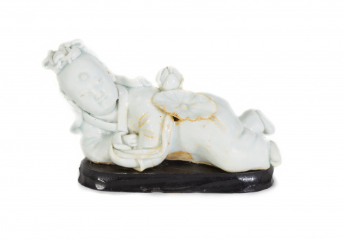 Pequeña figura de niña sujetando una flor de loto en porcel