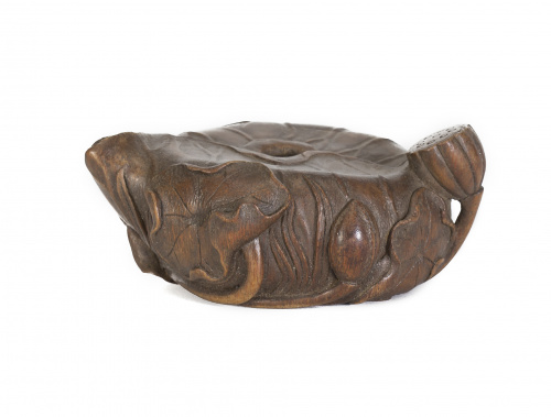 Tetera en bambú tallado, con decoración de motivos vegetale