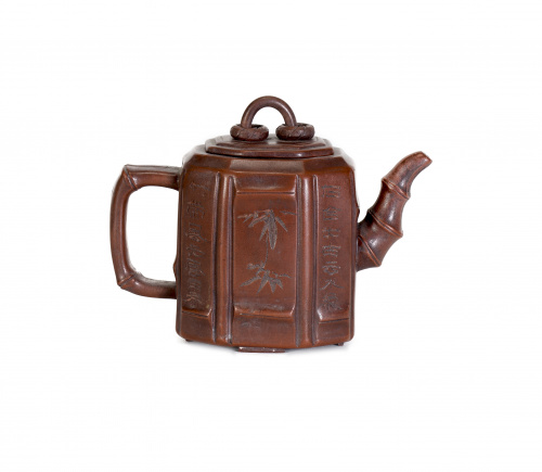Tetera octogonal Yixing en arcilla roja con caño y asidero 