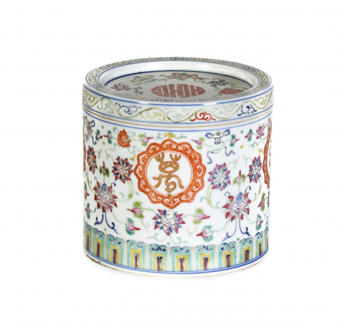 Recipiente en porcelana esmaltada de la “Familia rosa”.Chi