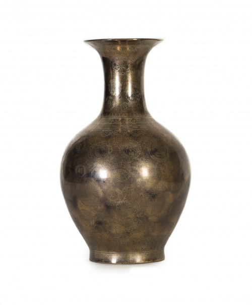 Jarrón en porcelana china con decoración dorada. China, me