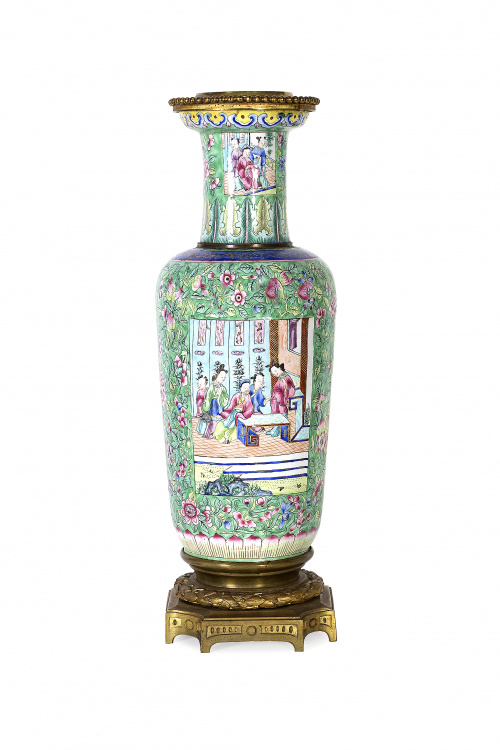 Jarrón en cobre esmaltado con montura en bronce dorado.Chi