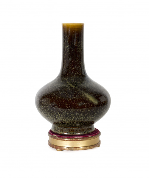 Botella globular en porcelana tipo flambe-glazed sobre pean