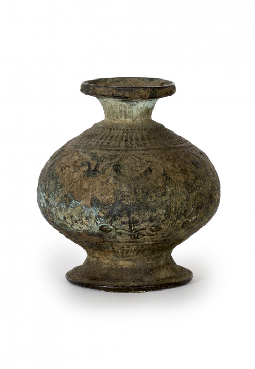 Jarrón en bronce sobre peana de maderaPosiblemente tibetan