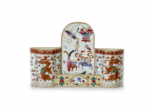 Florero de pared en porcena Familia Rosa. China, ff. del S