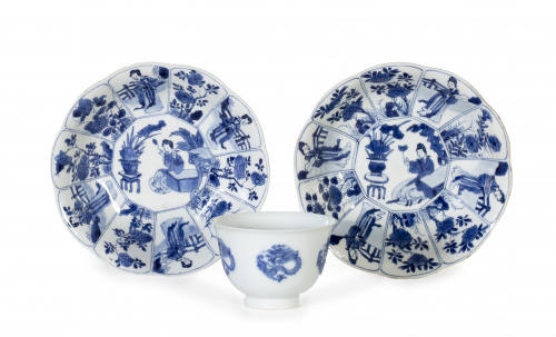 Cuenco en porcelana azul y blanco con dragones imperiales. 