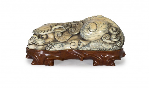 Furia apoya pergaminos sobre base de madera.China, dinastí