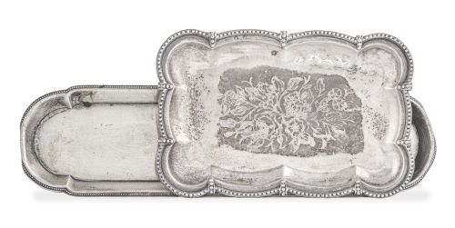 Lote de dos bandejitas de plata, una rectangular con flores