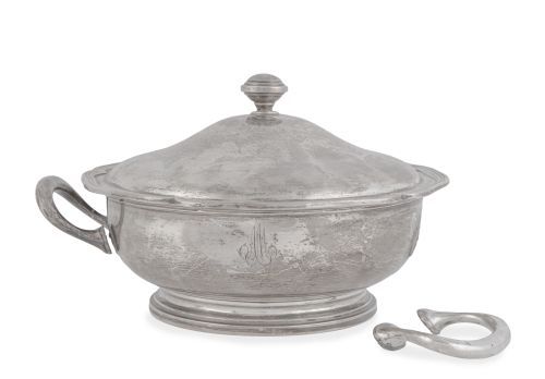 Legumbrera de plata, con tapa e iniciales "MM" grabadas. Co