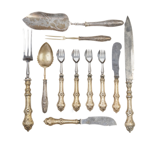 Conjunto de once cubiertos de servir de plata dorada sobre 