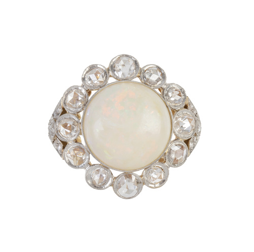 Sortija Art-Decó con cabuchón de ópalo orlado de diamantes 