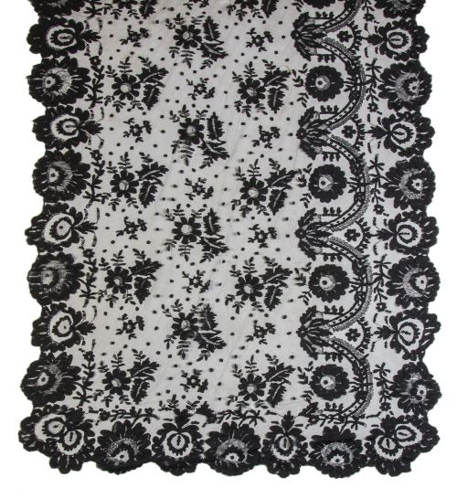 Mantilla rectangular de encaje negro de blonda con flores y