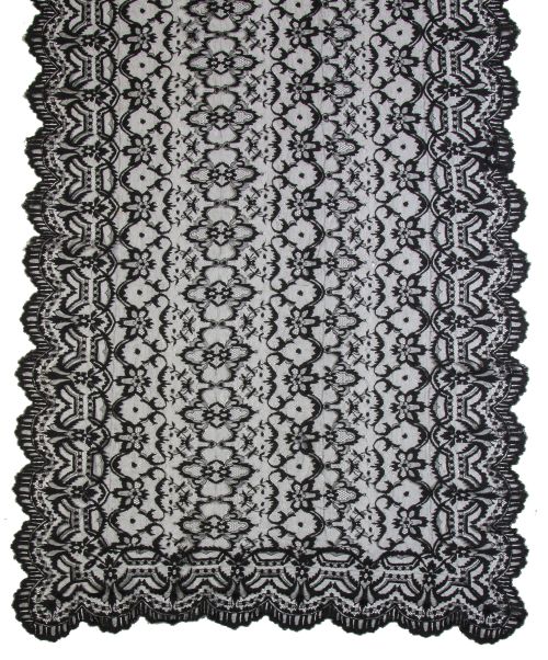 Mantilla rectangular de encaje negro con decoración de flor