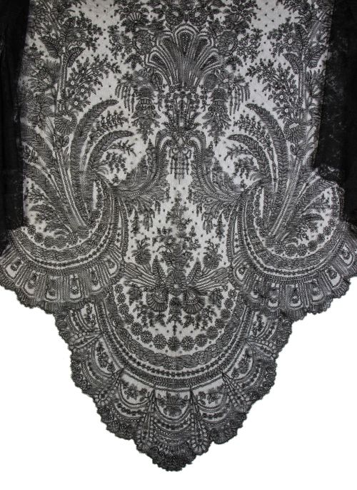 Mantilla triangular en chantilly negro con decoración de fl