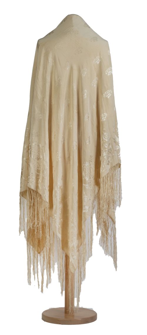 Pareja de chales en seda color ocre y negro con flores.Pr