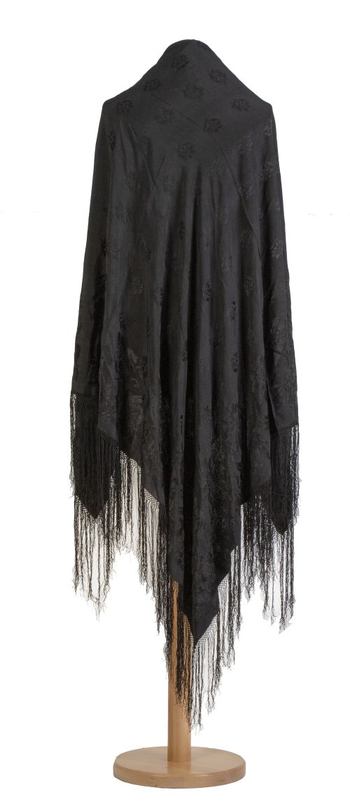 Pareja de chales en seda color ocre y negro con flores.Pr