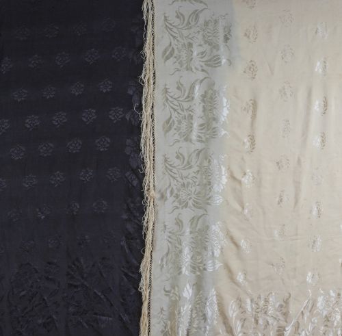 Pareja de chales en seda color ocre y negro con flores.Pr