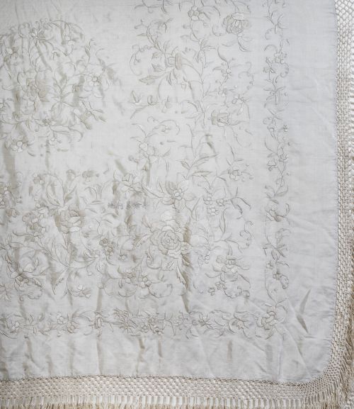 Chal cuadrangular en seda color marfil con peonías y flores