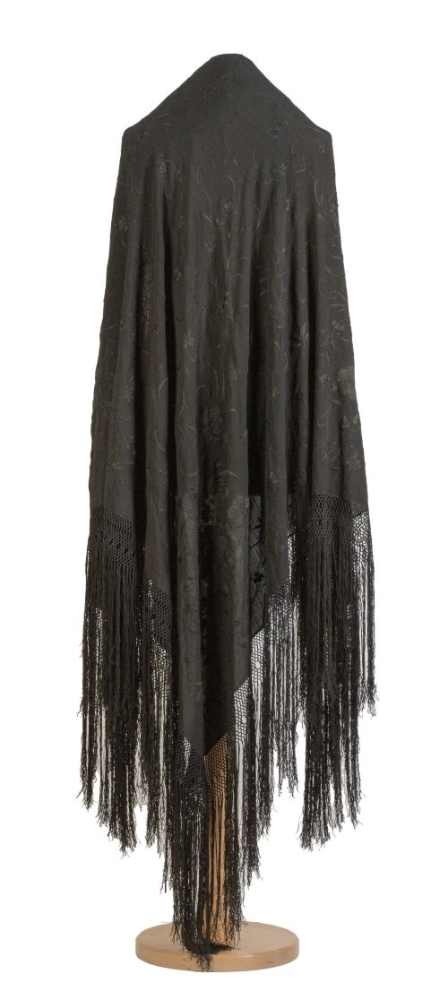 Mantón de Manila en seda negra con flores bordadas con hilo
