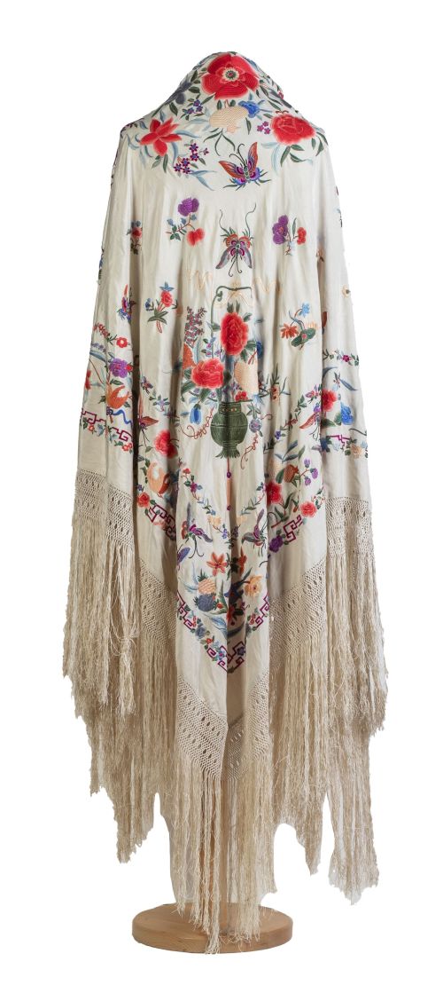 Mantón de Manila en seda beige bordada con hilos de color.