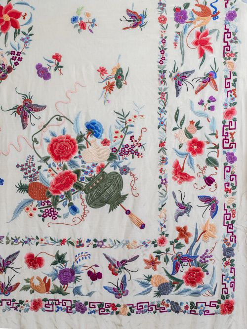 Mantón de Manila en seda beige bordada con hilos de color.