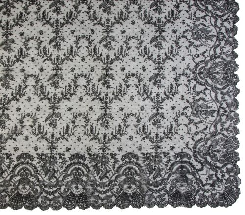 Mantilla rectangular de chantilly negro con florecitas y gu