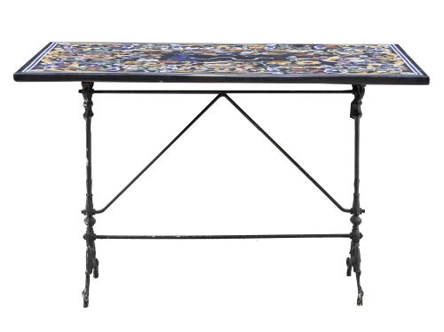 Tapa de piedras duras de estilo barroco, con profusa decora