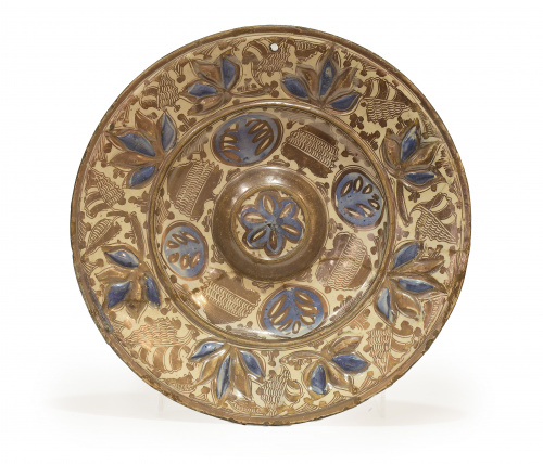 Plato con umbo de cerámica esmaltada en reflejo dorado y az