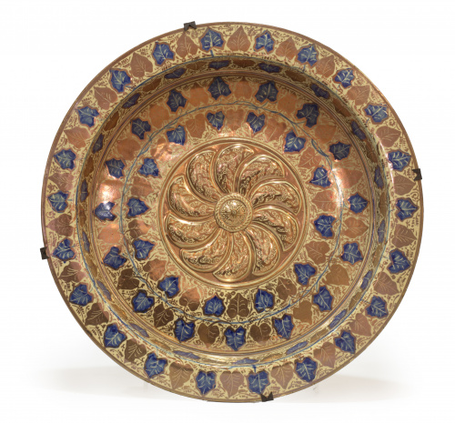 Plato historicista en forma de brasero de cerámica esmaltad